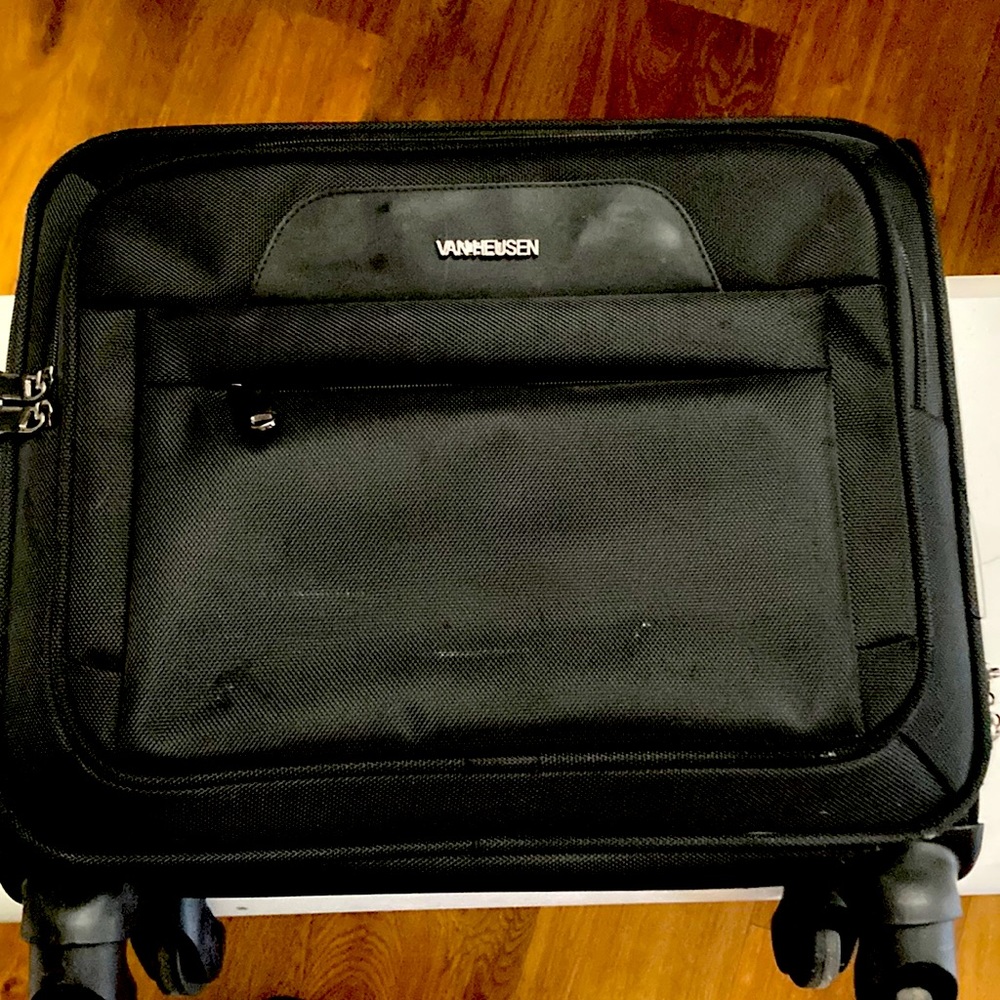 Van Heusen carryon spinner